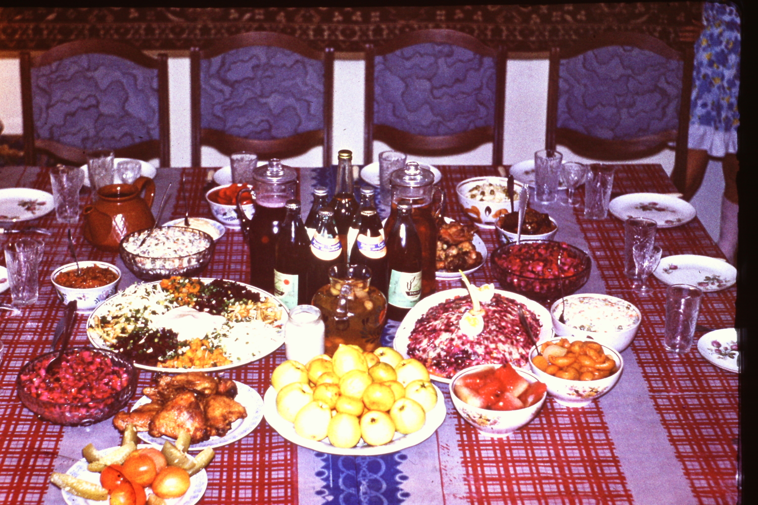 Обычный советский… праздничный стол.