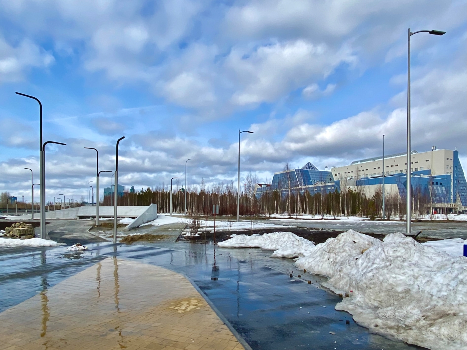 Городской пейзаж в весенних тонах …