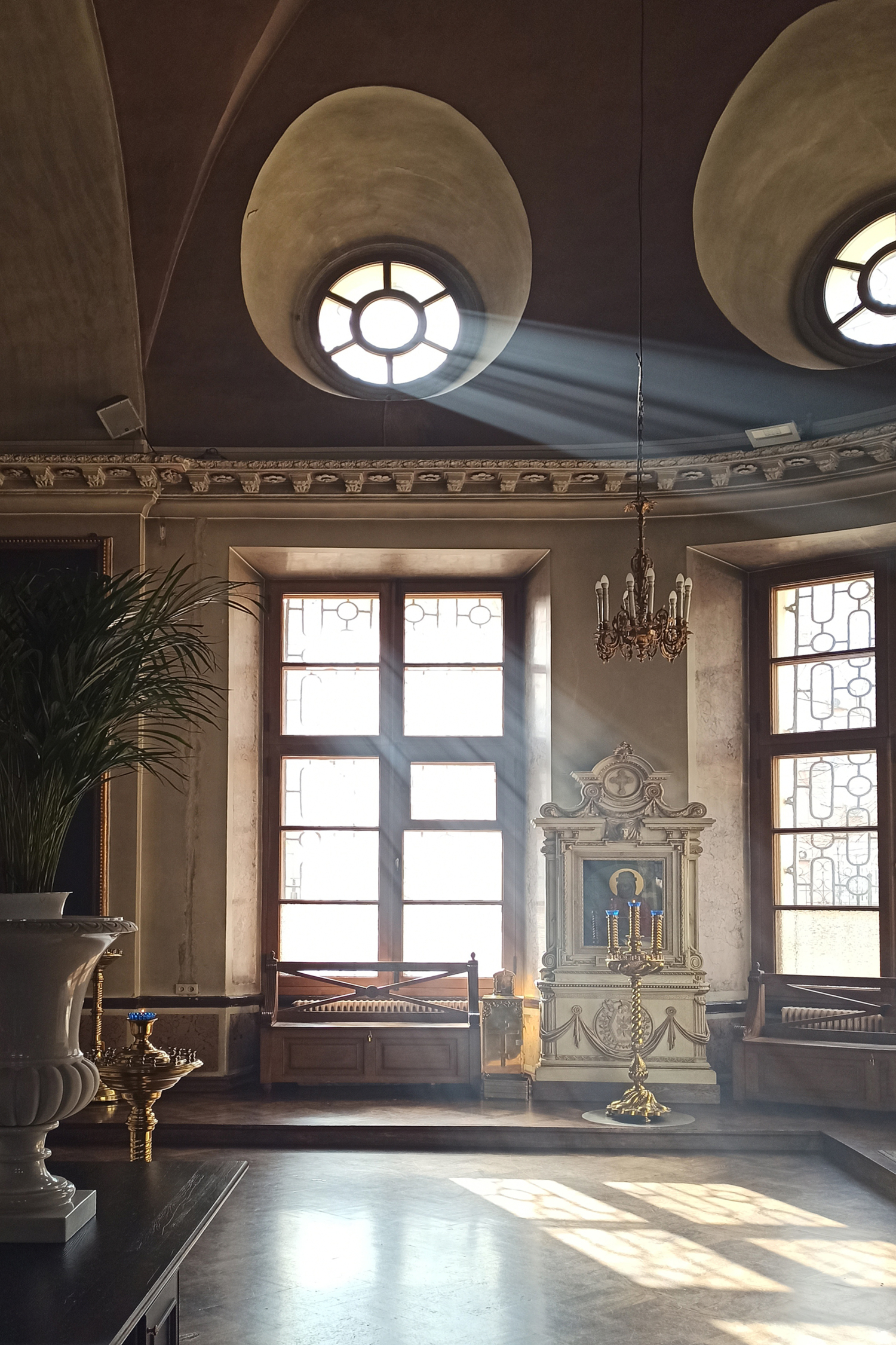 Полдень в храме