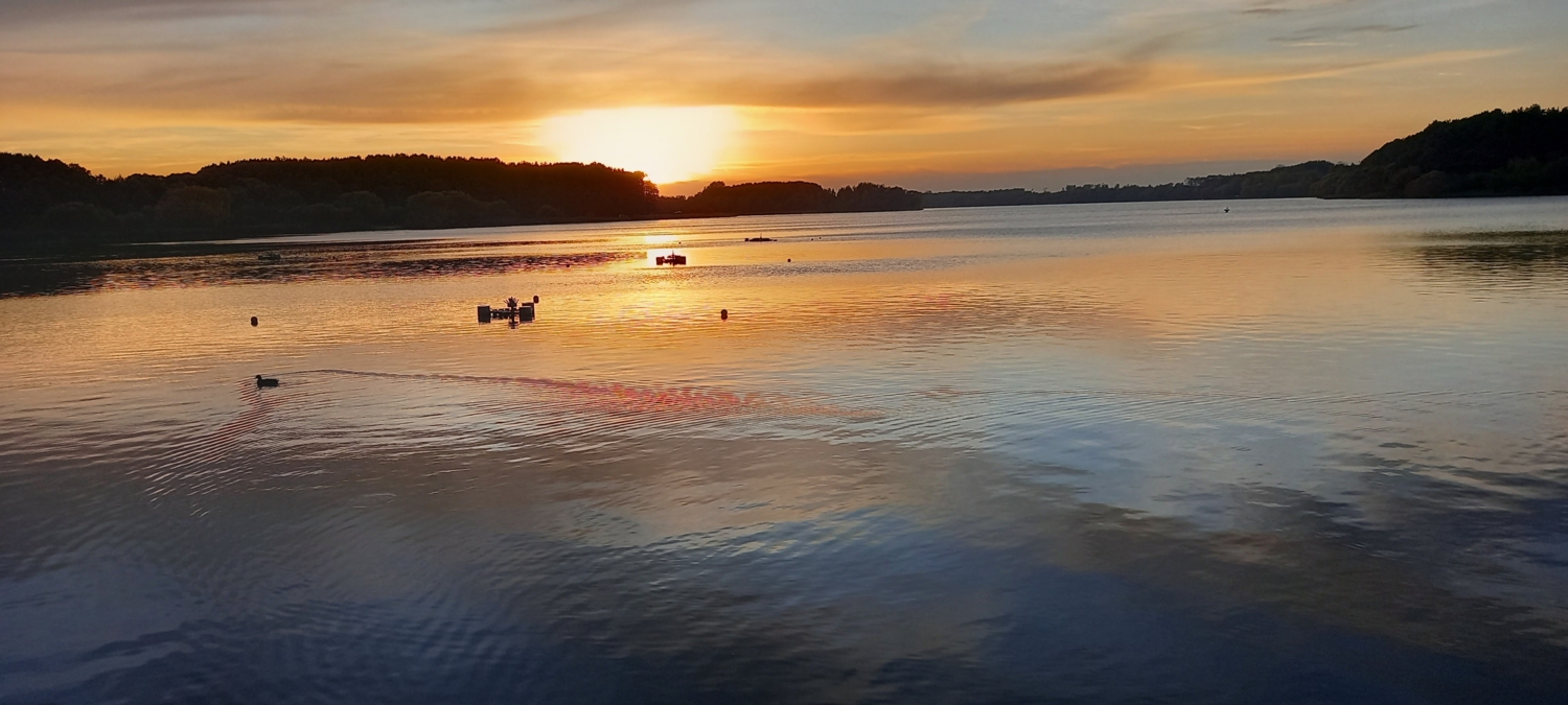 Закат над озером