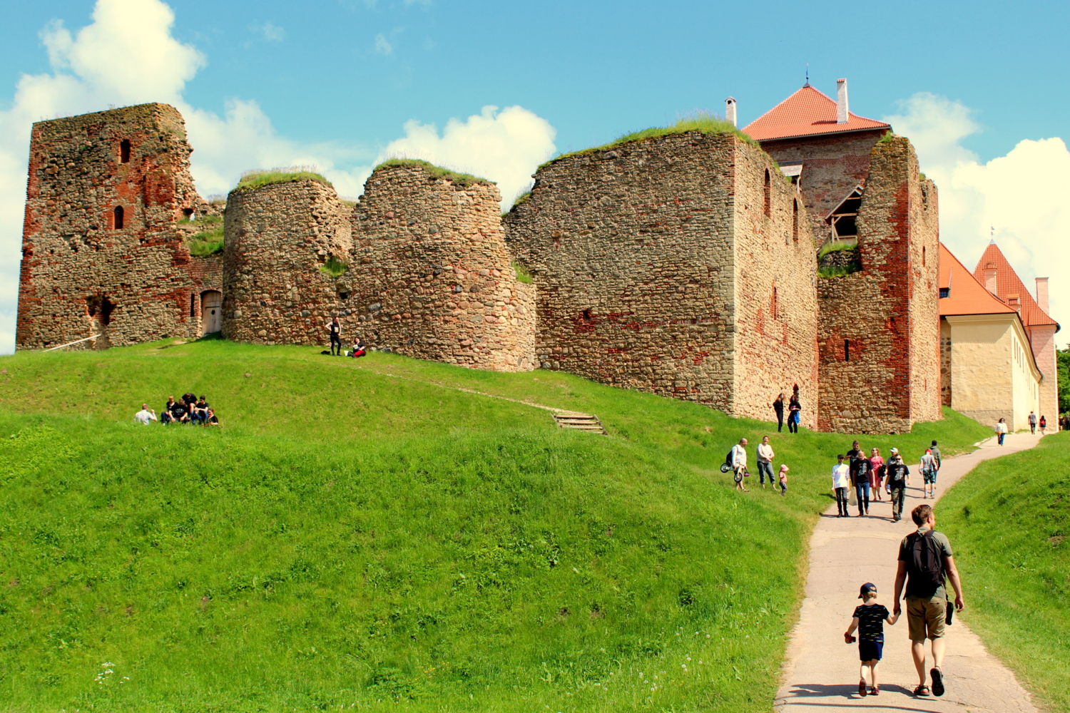 Средневековый замок в г. Бауска, Латвия.