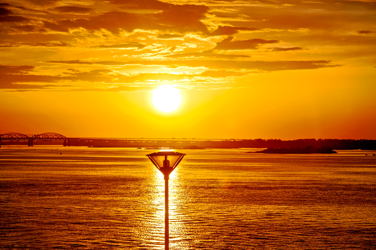 Закат над Волгой в Нижнем Новгороде.