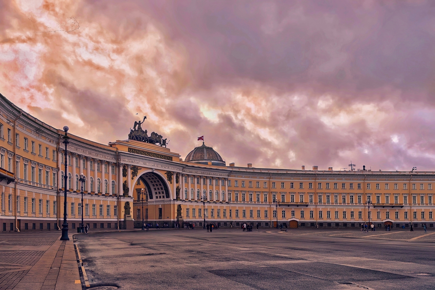 Дворцовая площадь в Санкт-Петербурге.