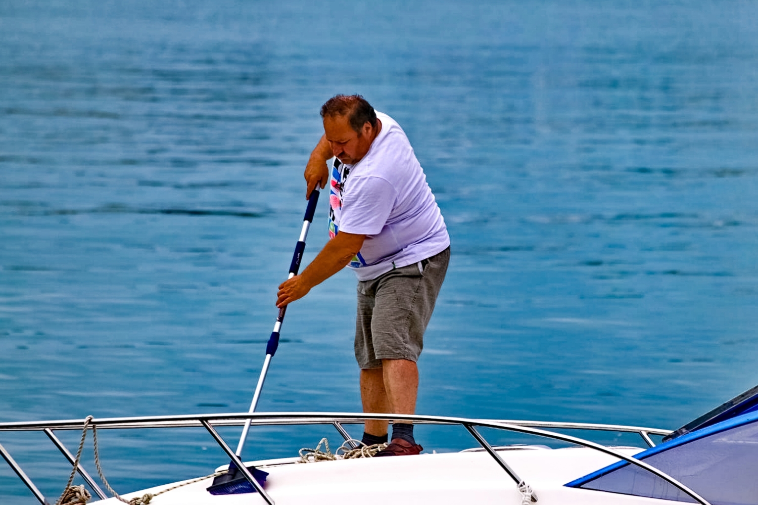 Любишь кататься, люби и яхту драить.