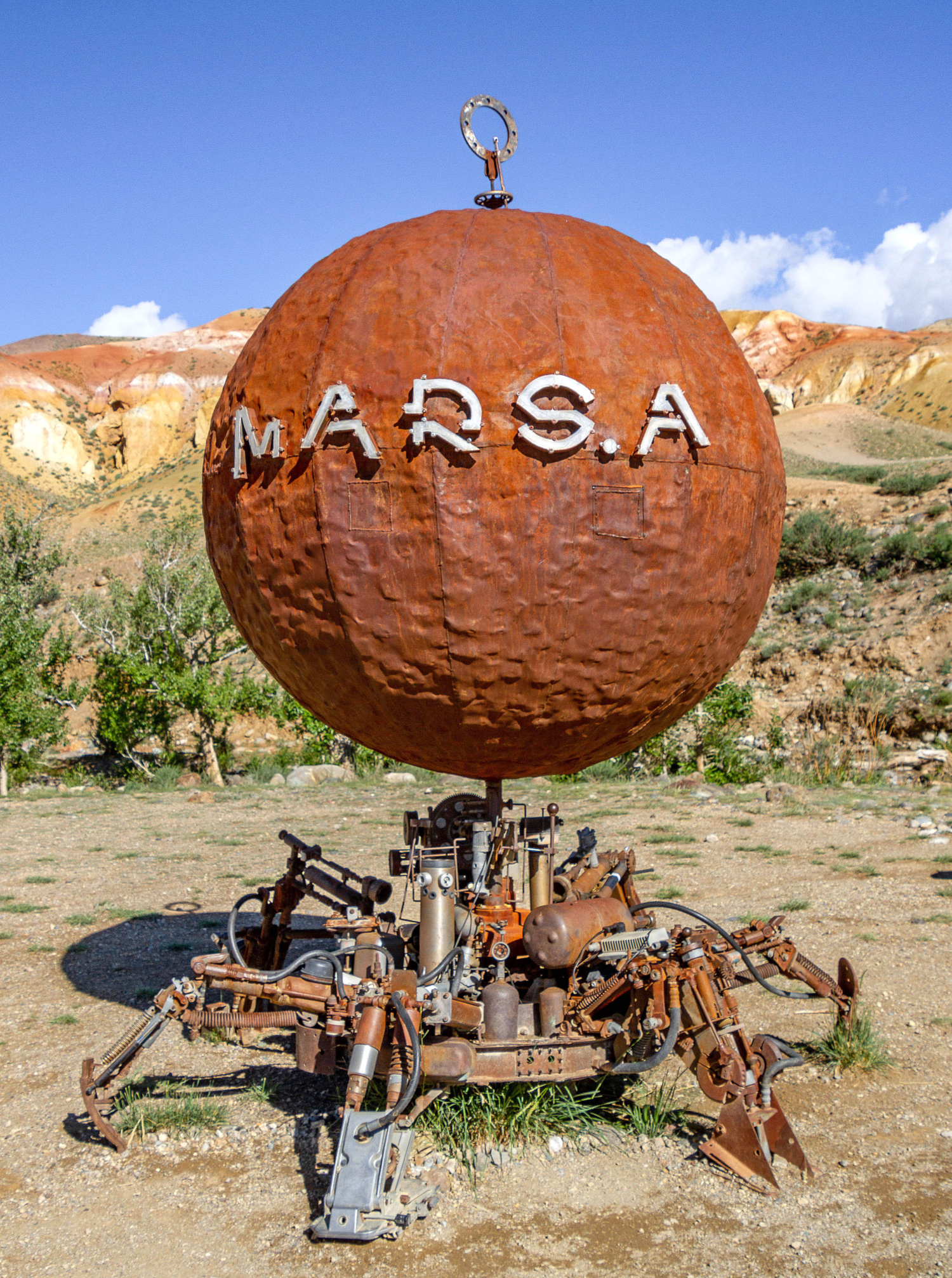 Он посадил на Марсе яблони ))