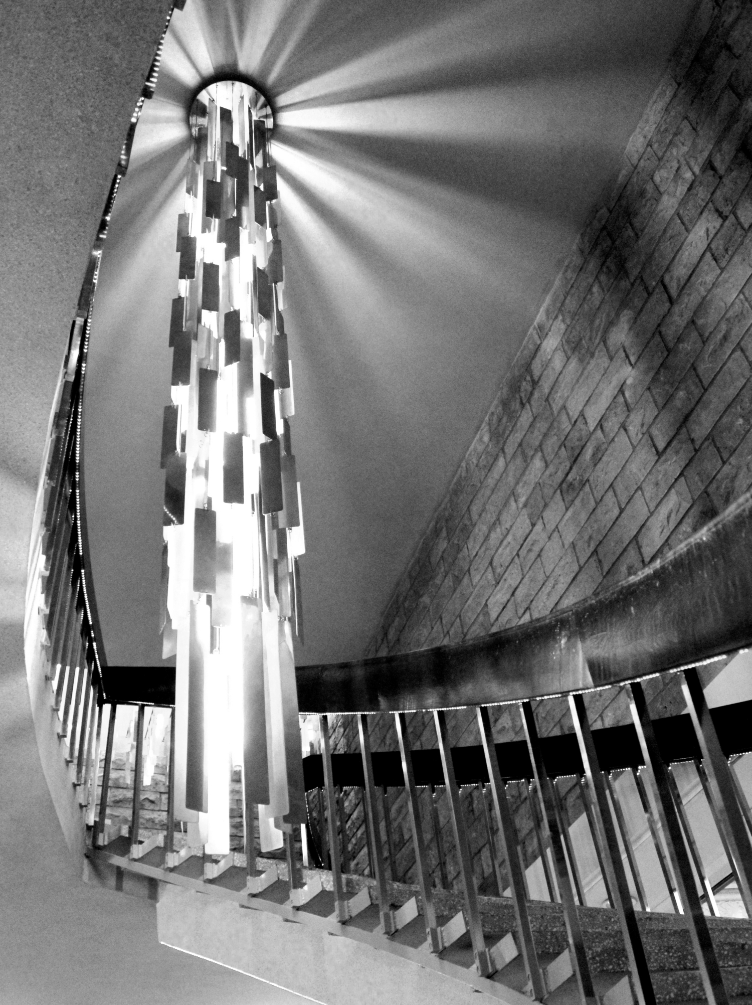 Лестница на второй этаж и люстра в ЗАГСе.