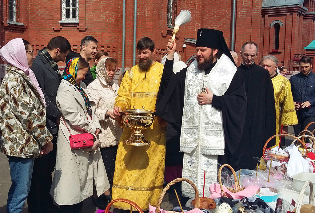 Окропить святой водой