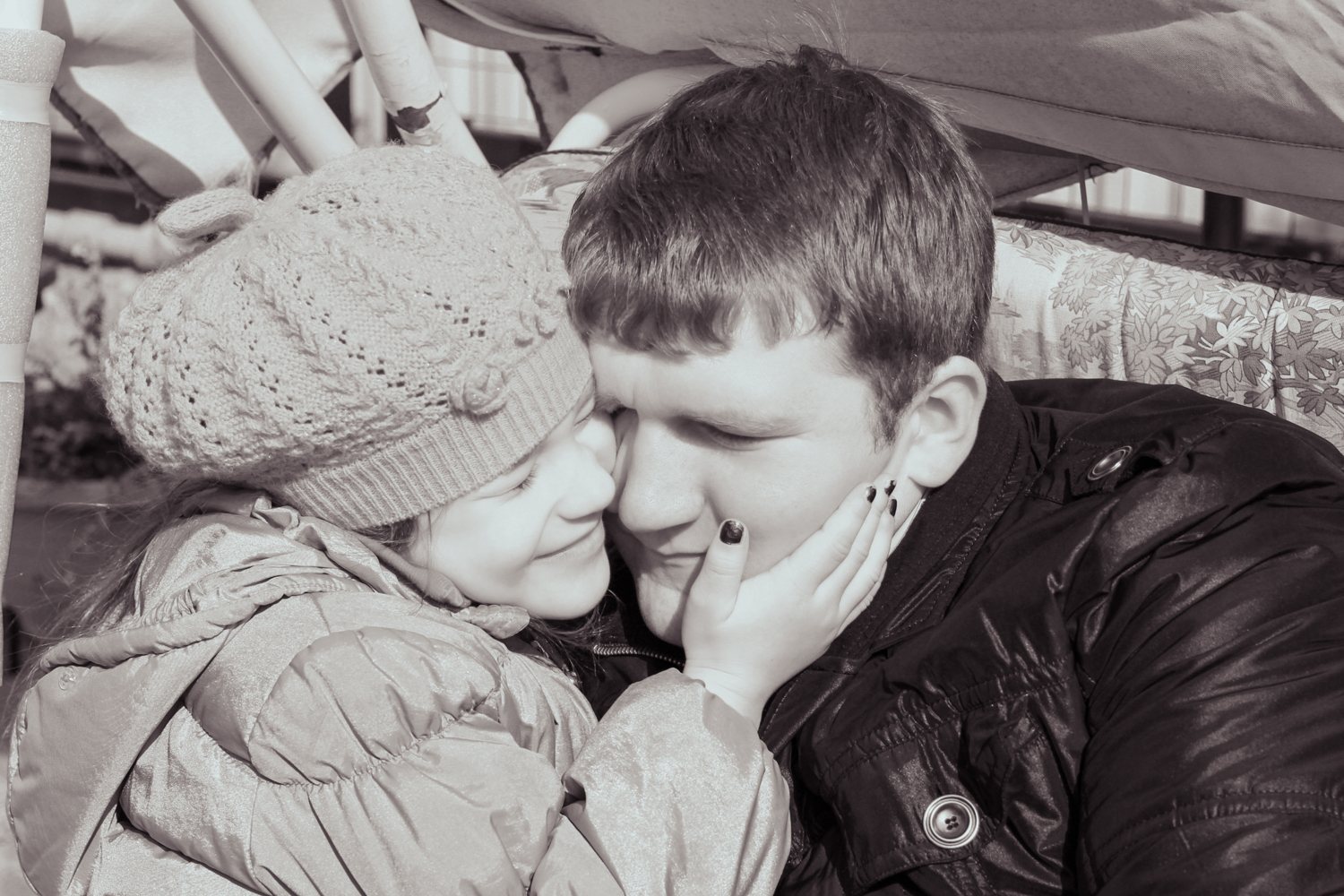 Счастливые моменты брата и сестры подобны музыке