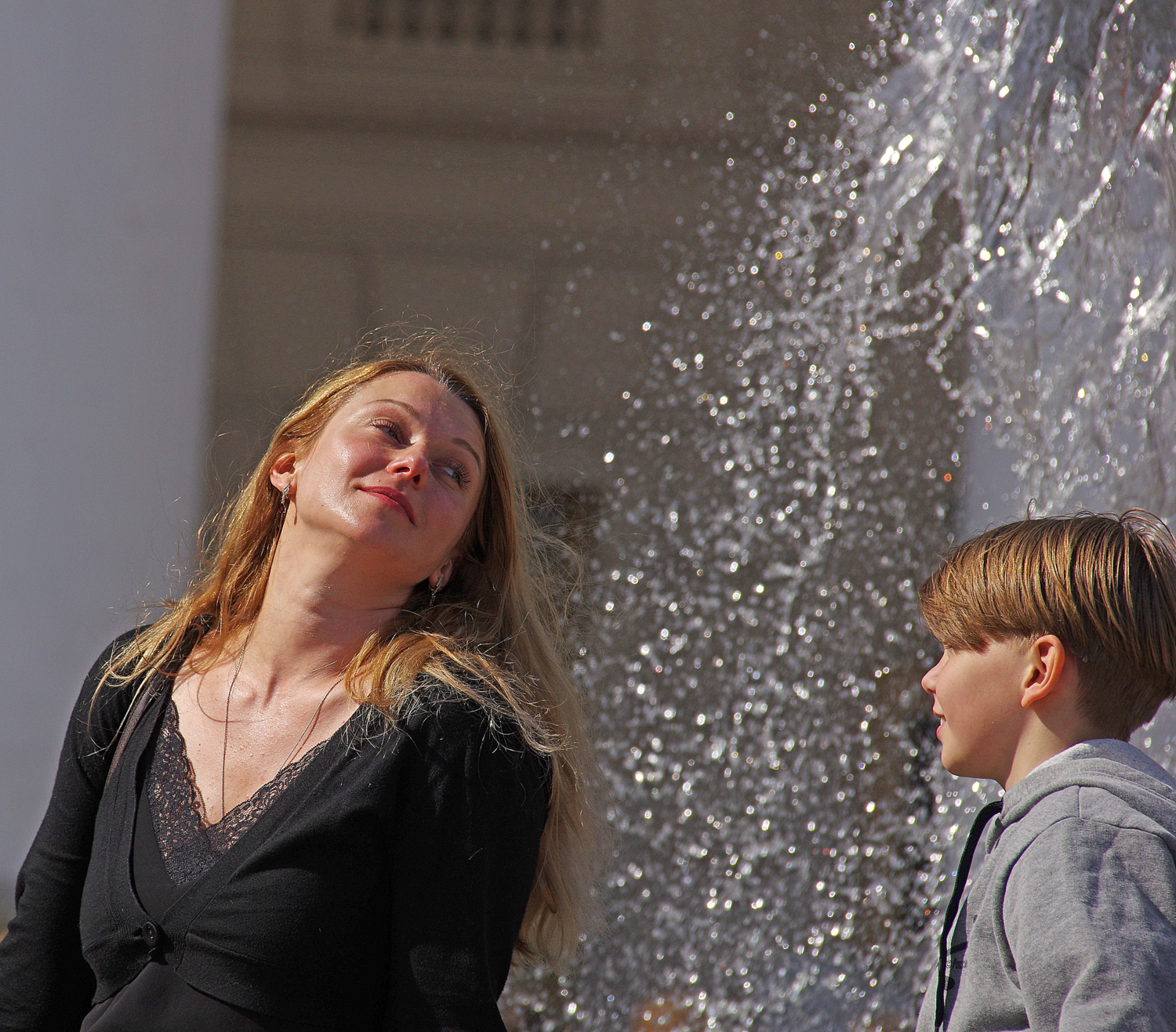 Мама у фонтана