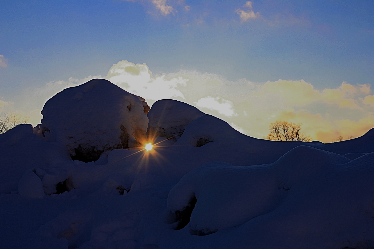 подглядывает