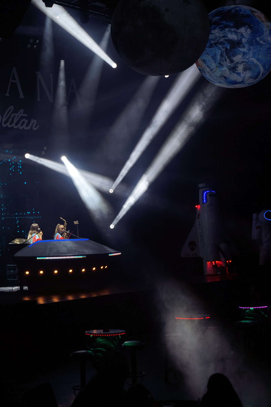 Заправлены в планшеты космические карты.