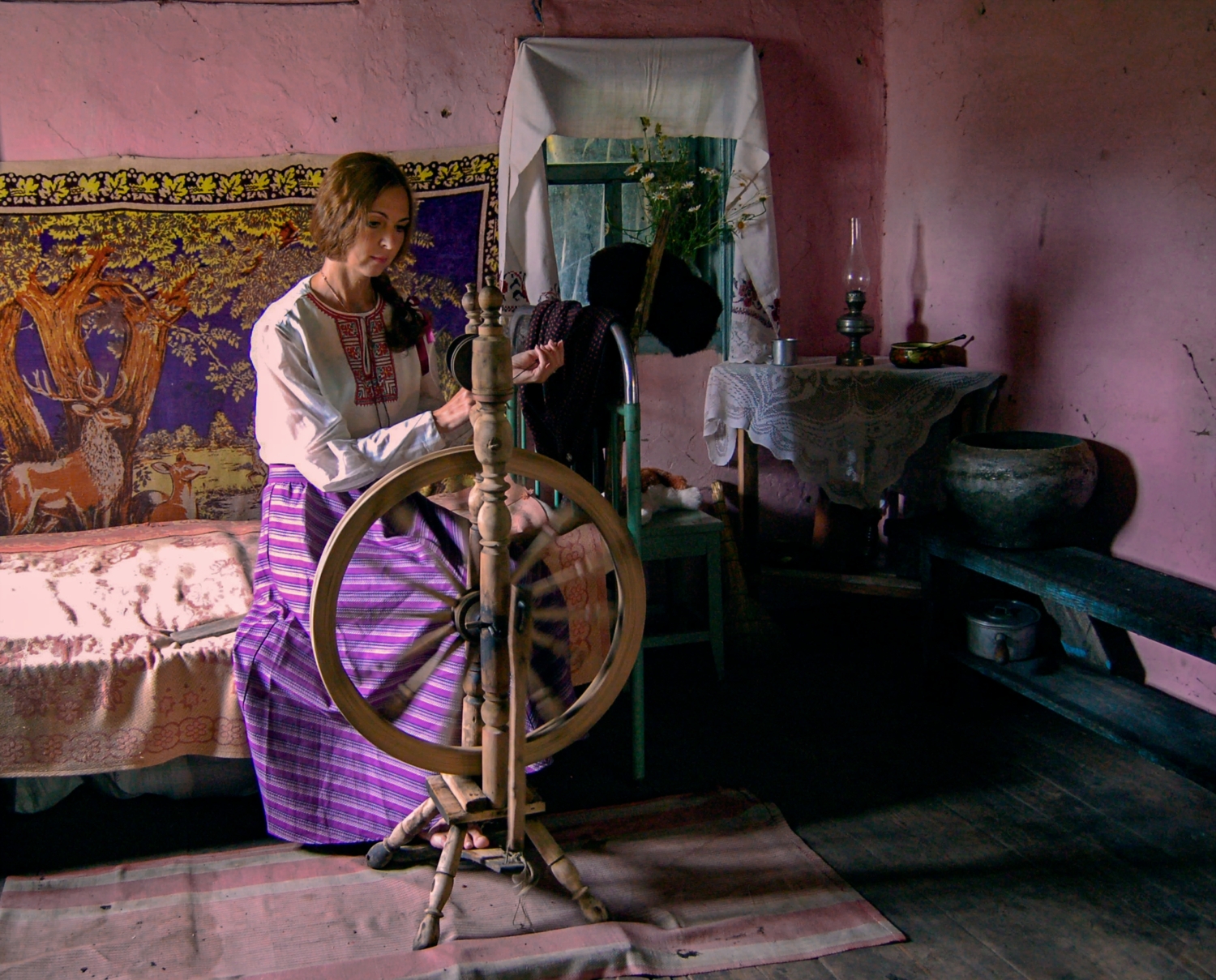 В горнице моей светло.