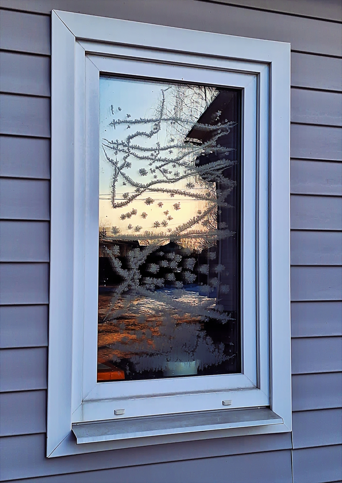 отразилась зорька в маленьком оконце