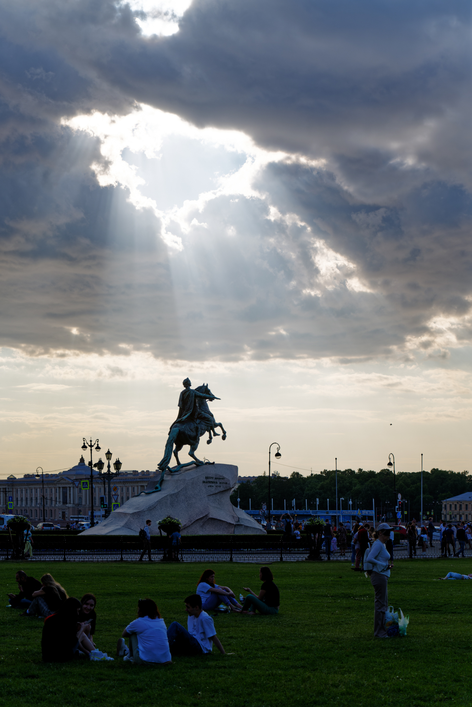 Давно здесь город заложё'н