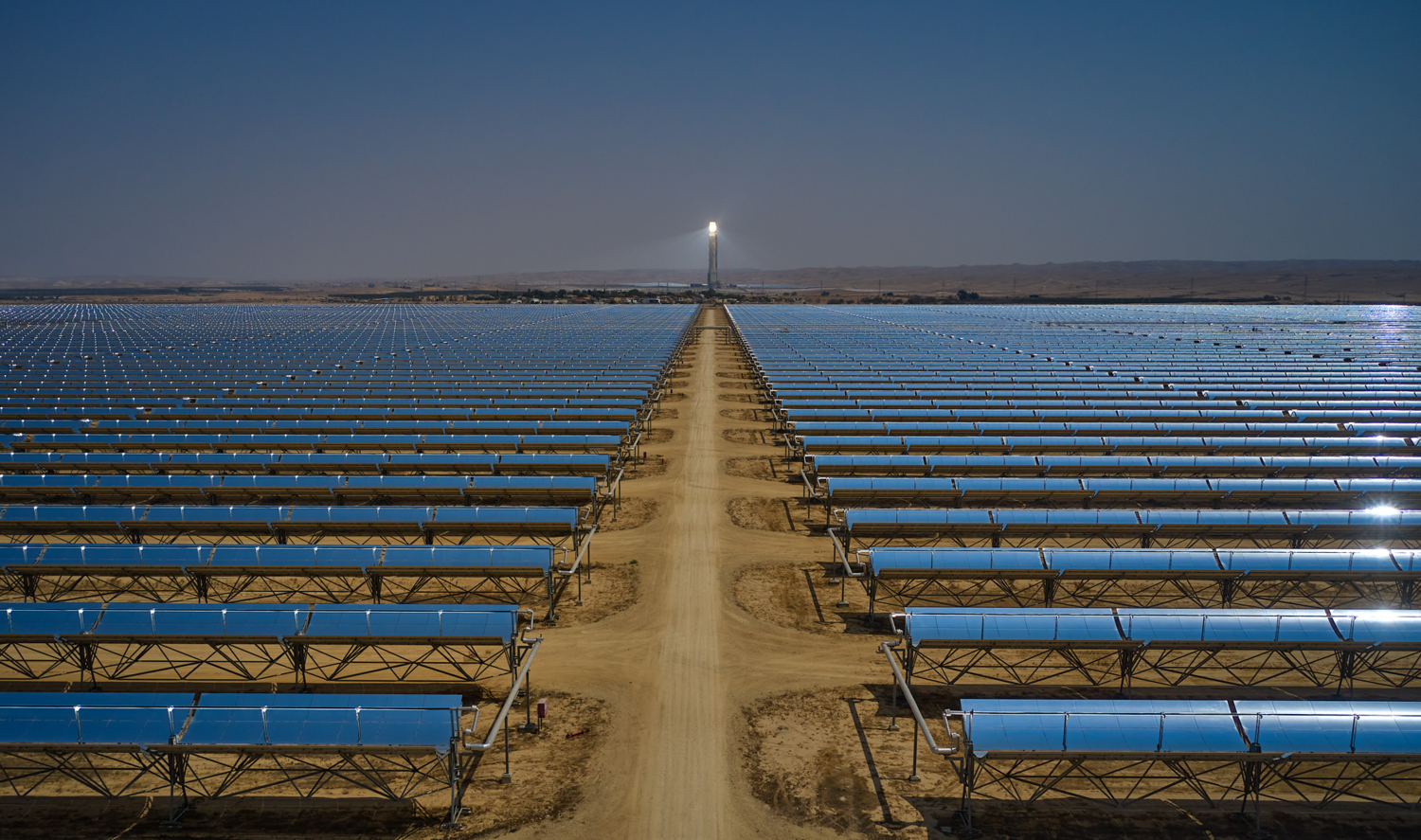 Солнечная электростанция в пустыне...