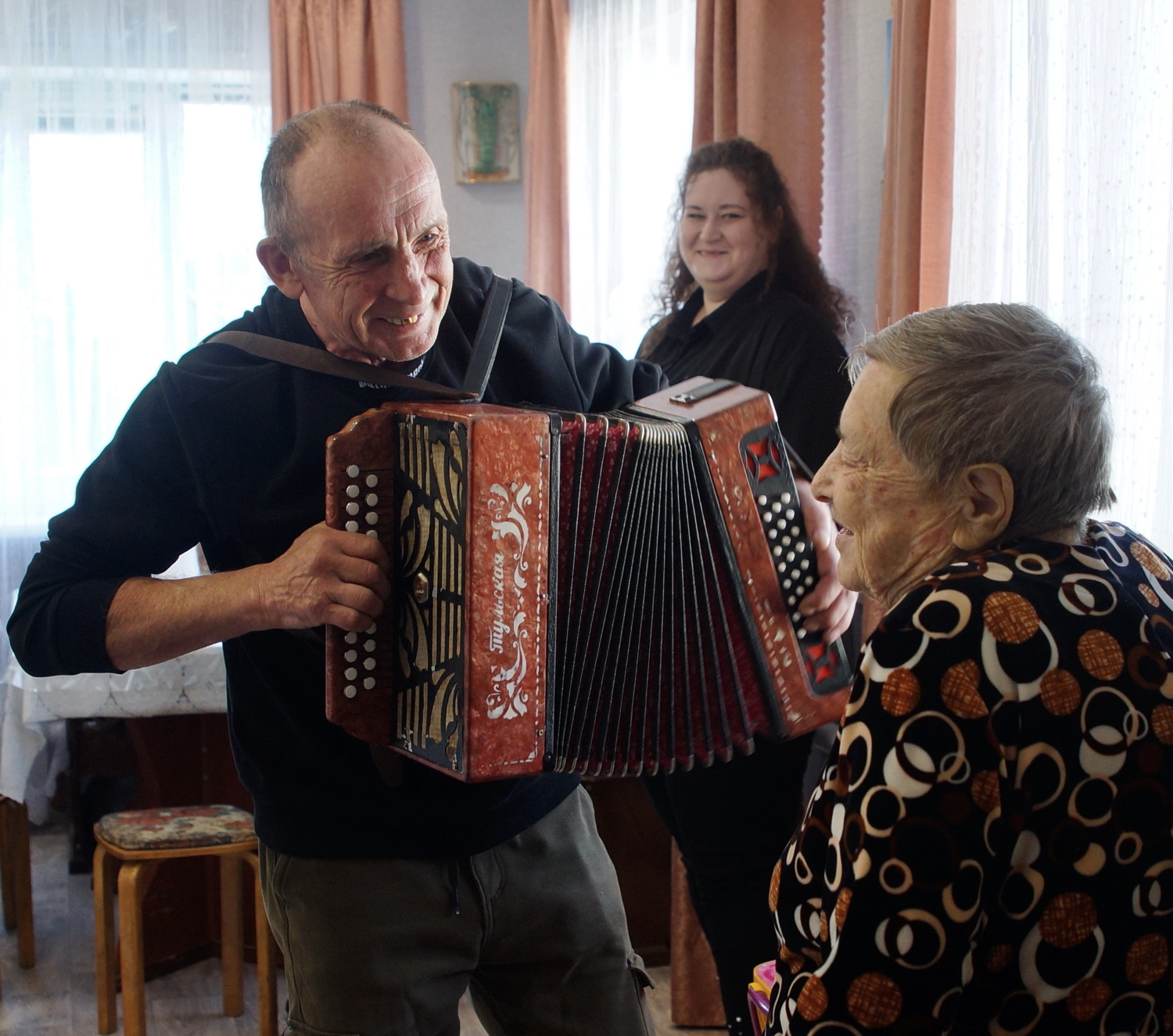 Мужичок с гармошкой...