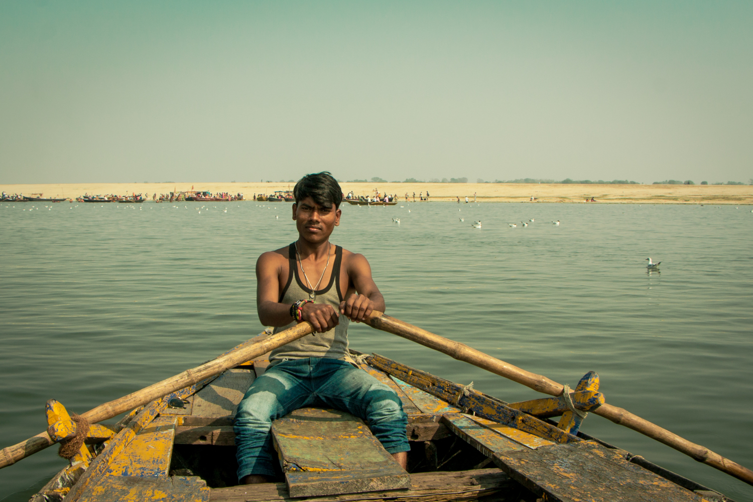 По священному Гангу за умеренную плату