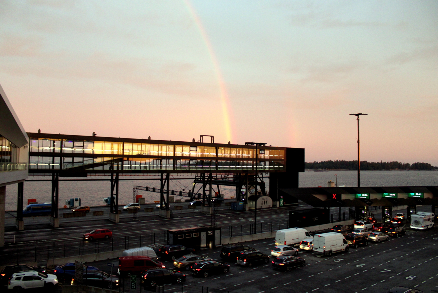 Радуга в вечернем Хельсинки.