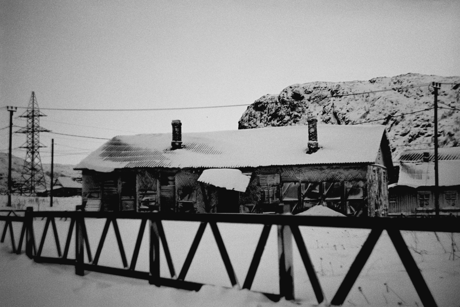 немного покосился