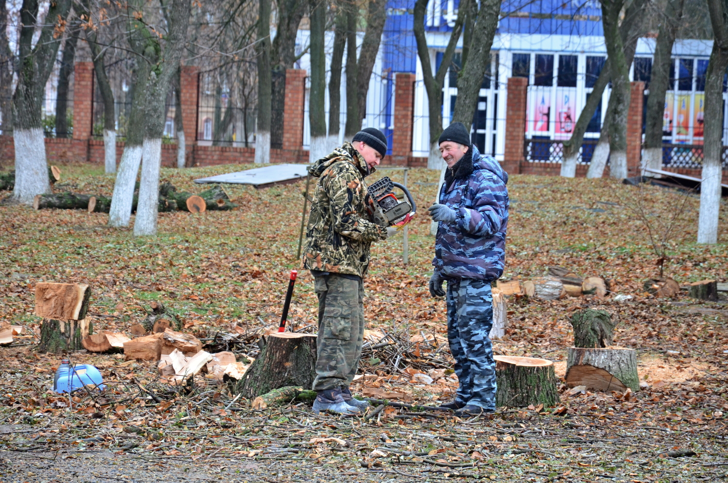 человек крепче техники