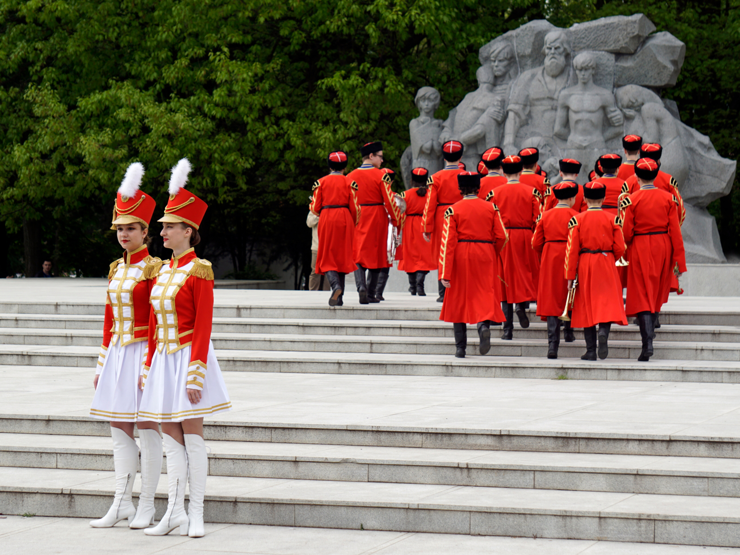 Пришли девчонки - стоят в сторонке!