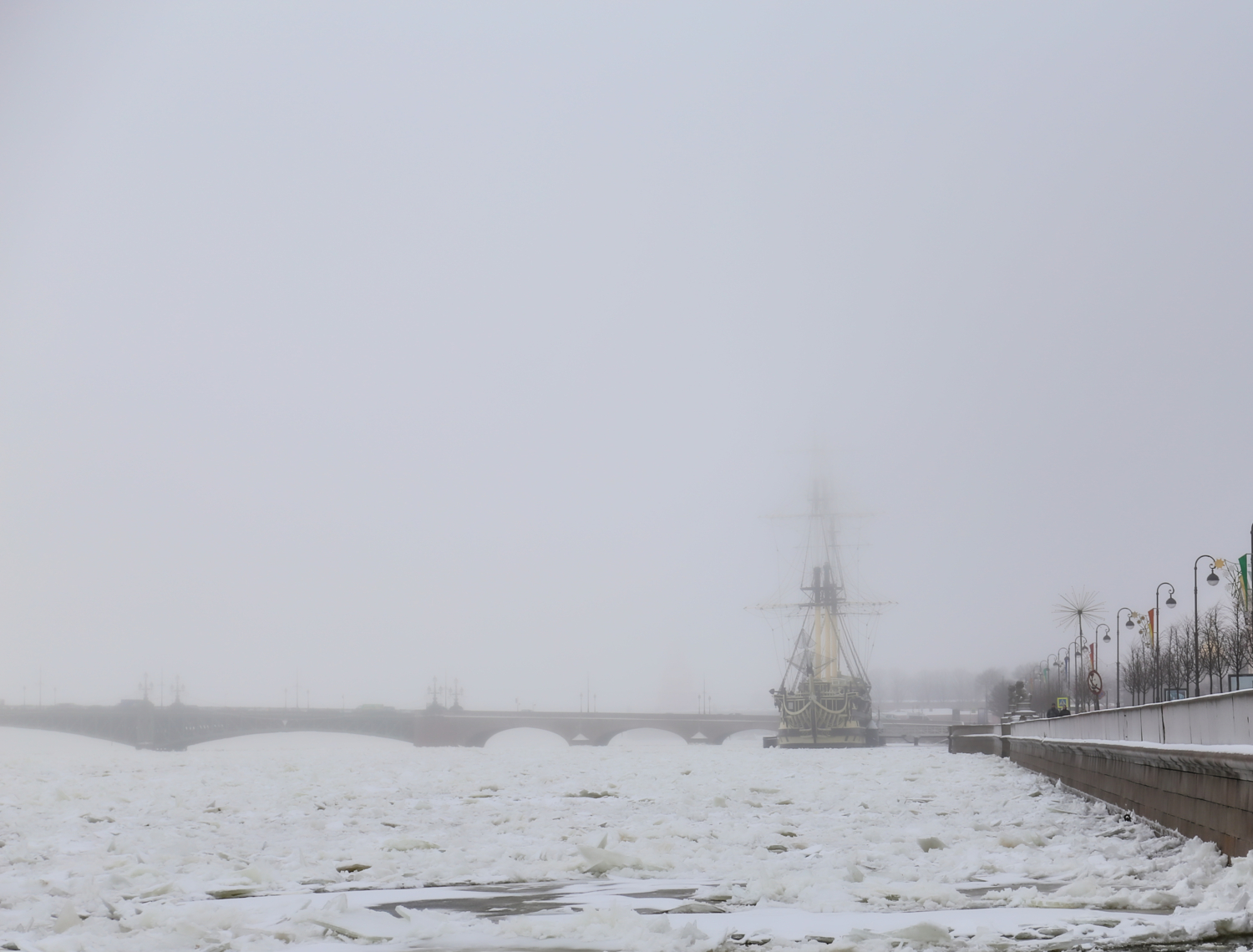 Дремлет притихший северный город...