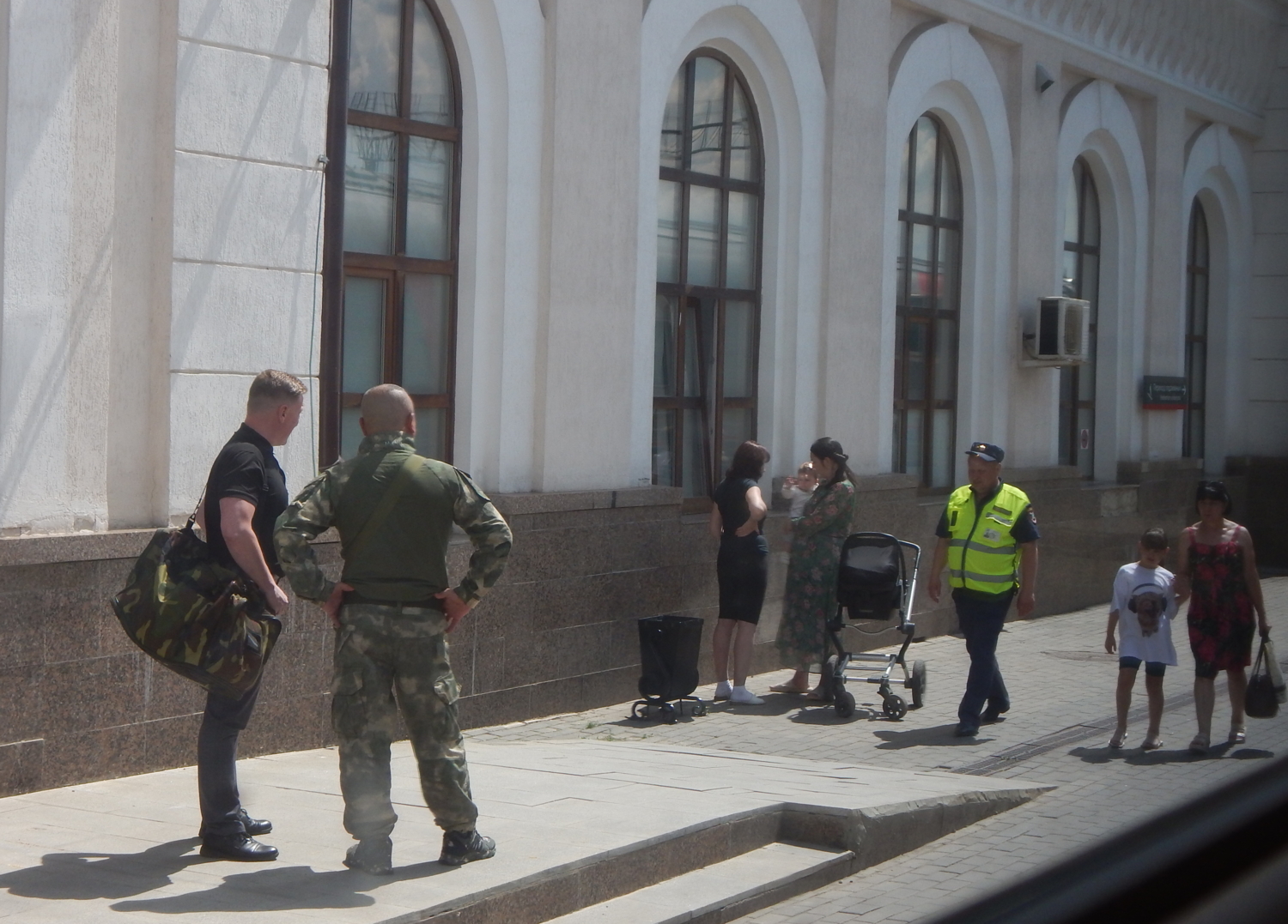 А из нашего окна куртка яркая видна...