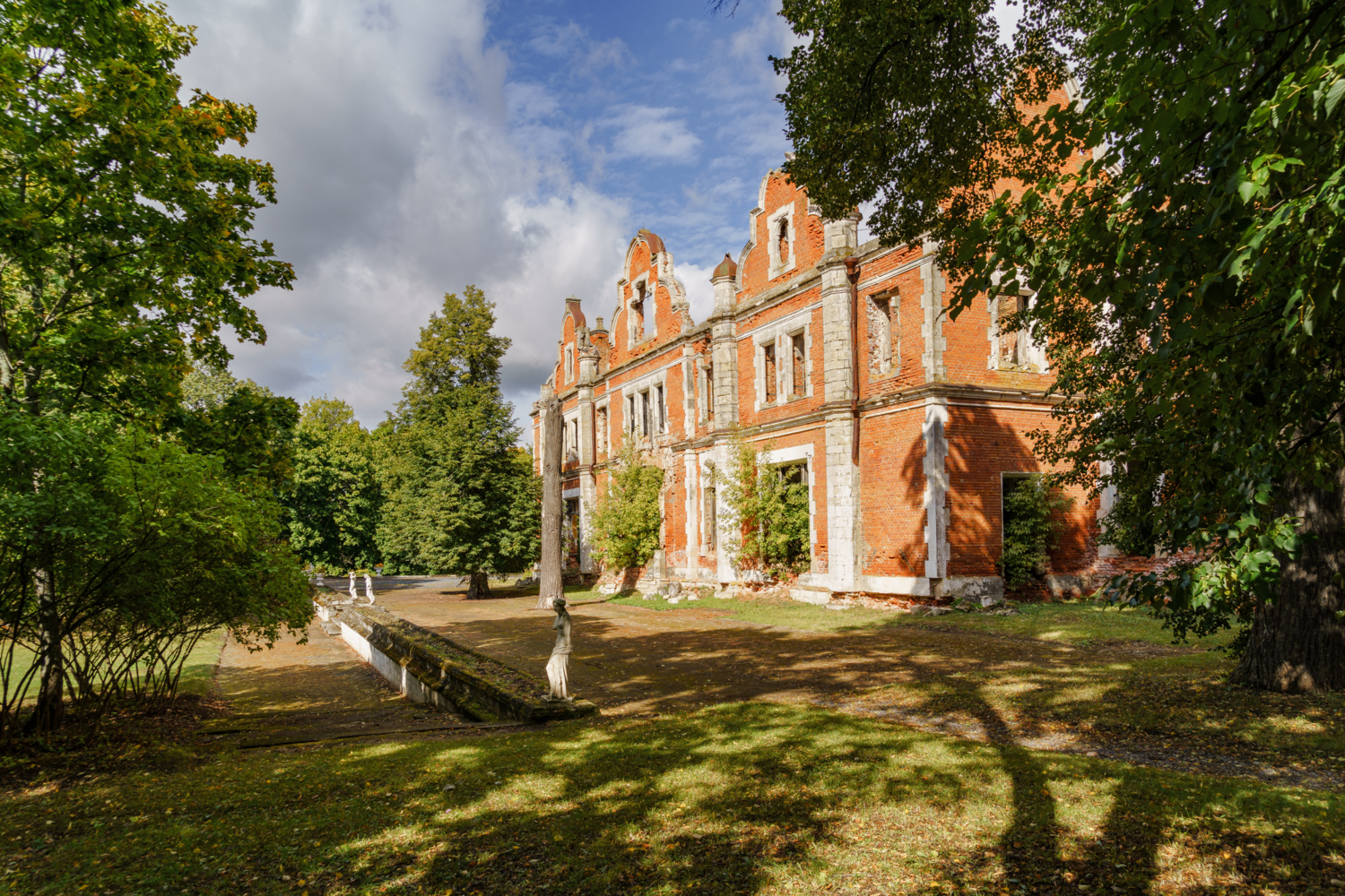 Отзвучали звуки бала