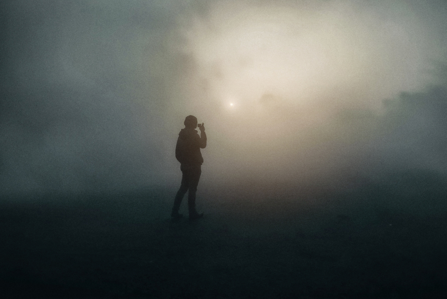 Снимающий в дыму