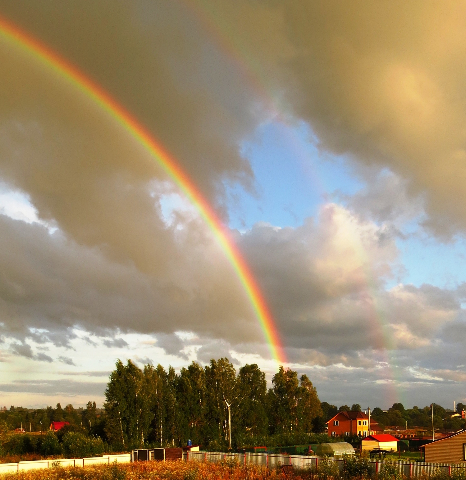Дождь прошел. Трава блестит, в небе радуга стоит.