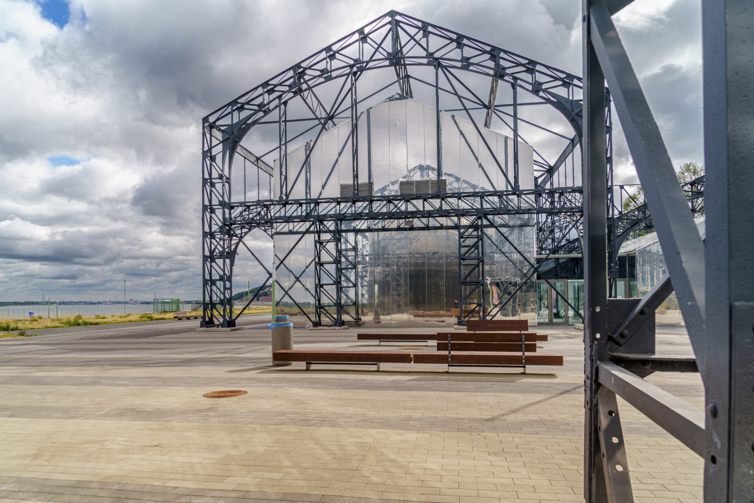 Сливаясь с небом