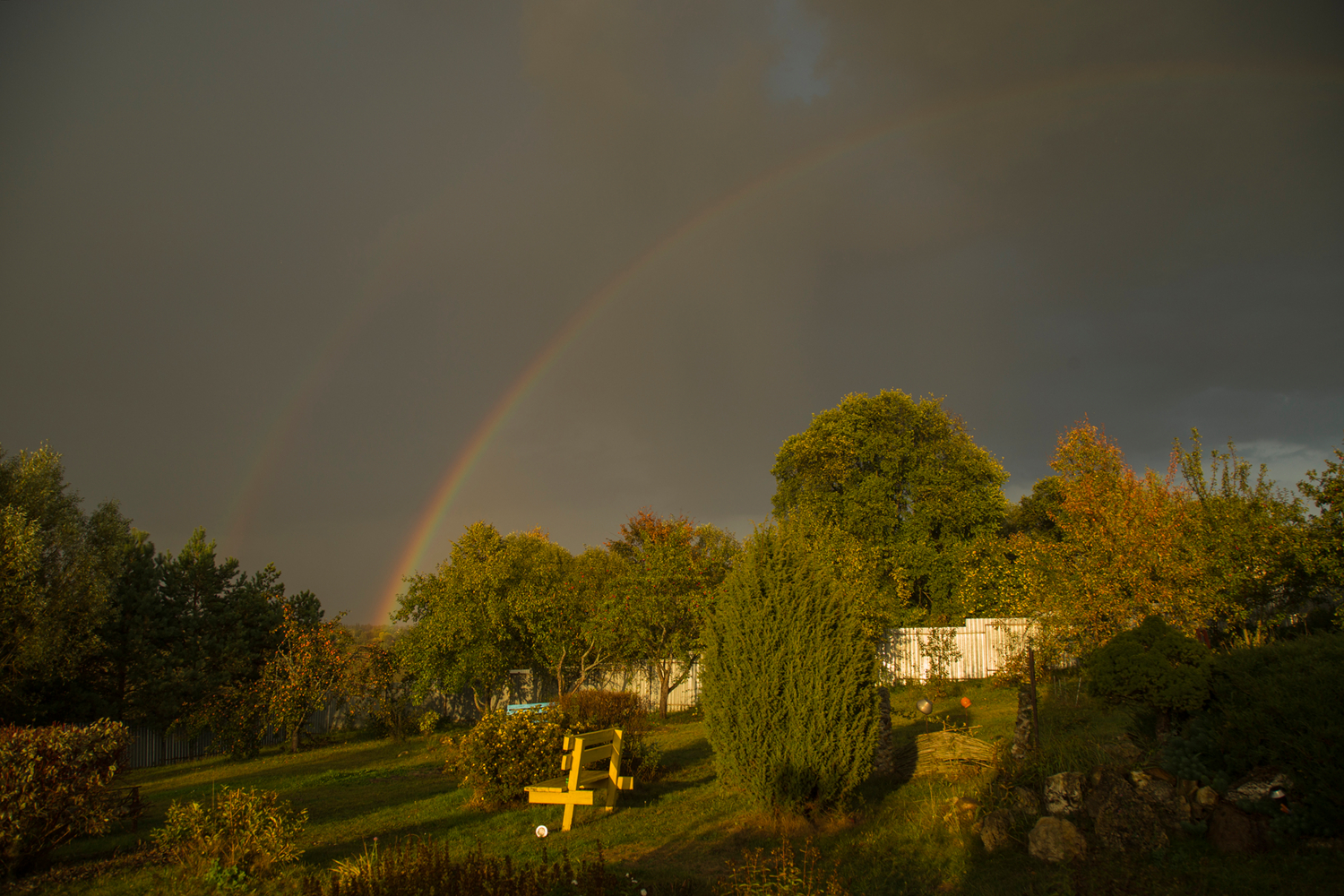 яркая дуга над деревней