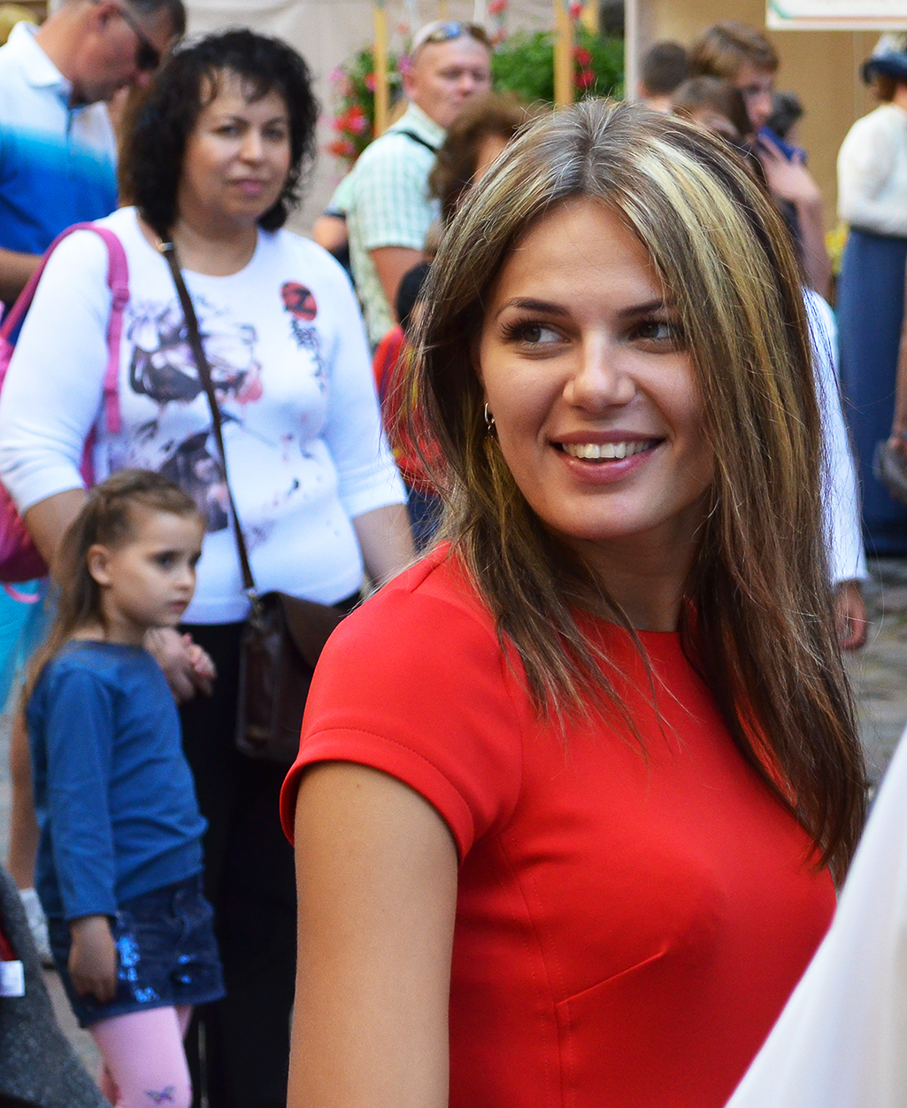 Девушка в красном