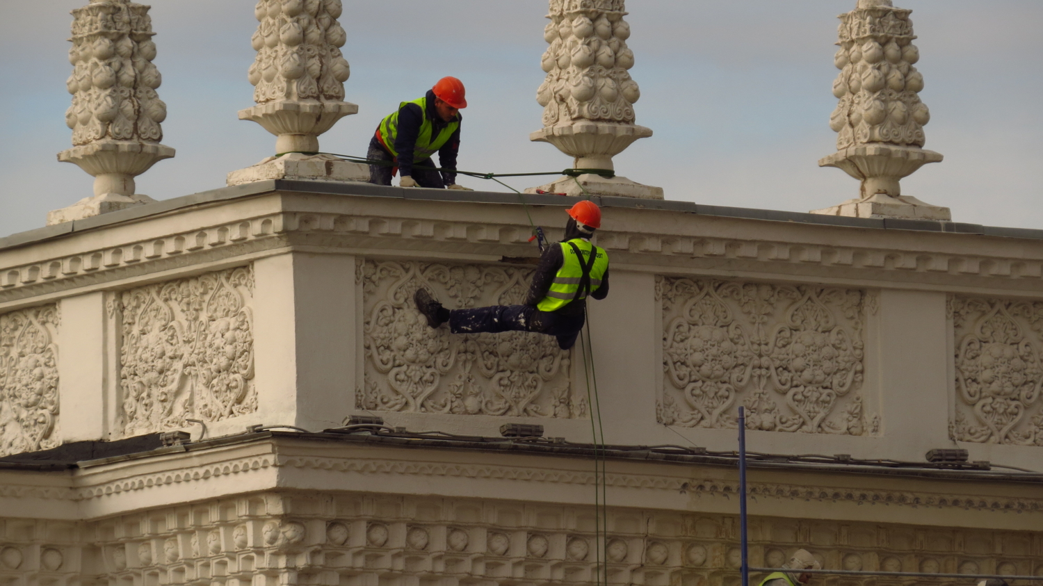 Не кочегары мы, не плотники...