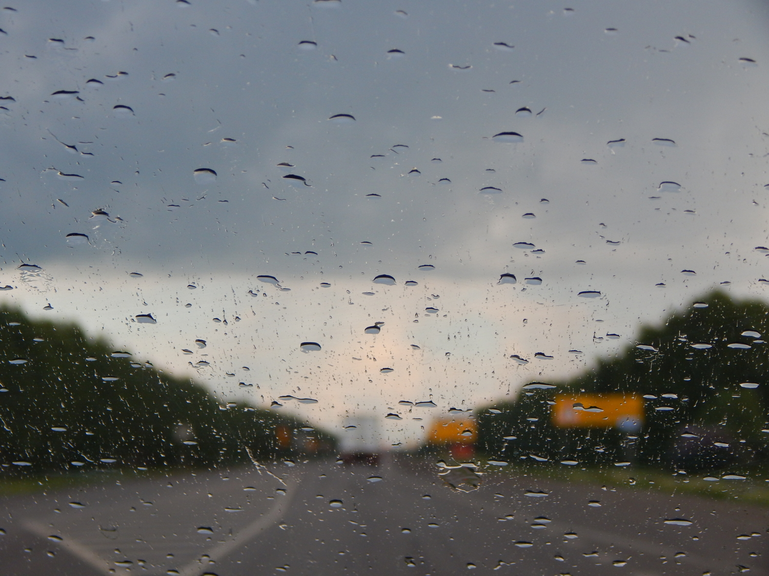 Дворники еще не "вышли" на помощь....