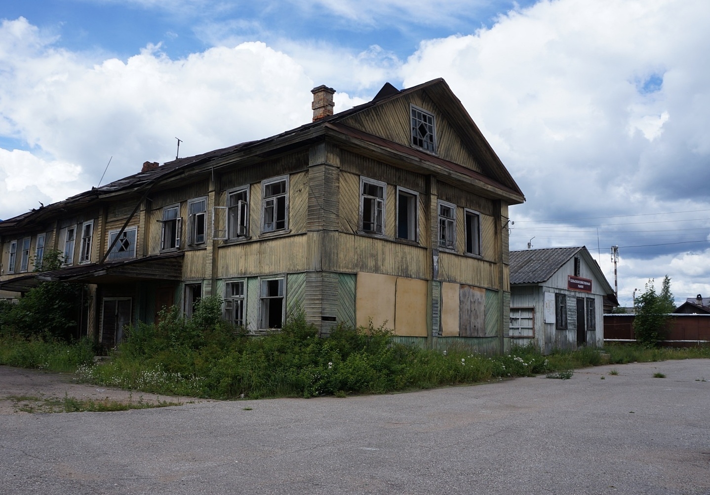 Под небом голубым..