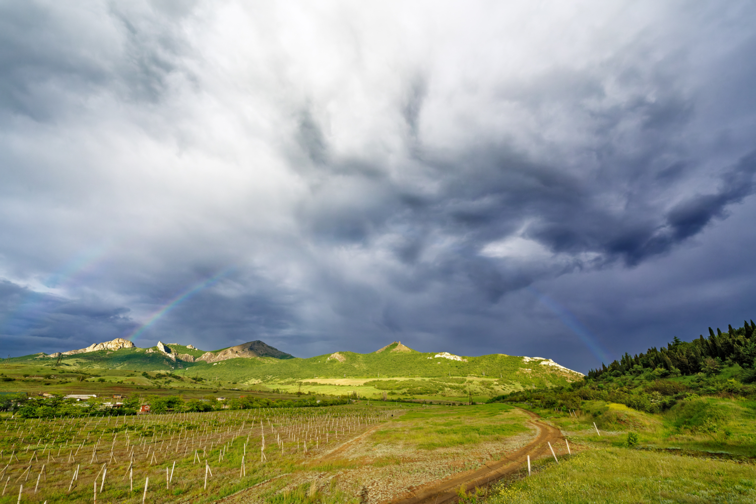 Про усталое облако, прилёгшее на радугу