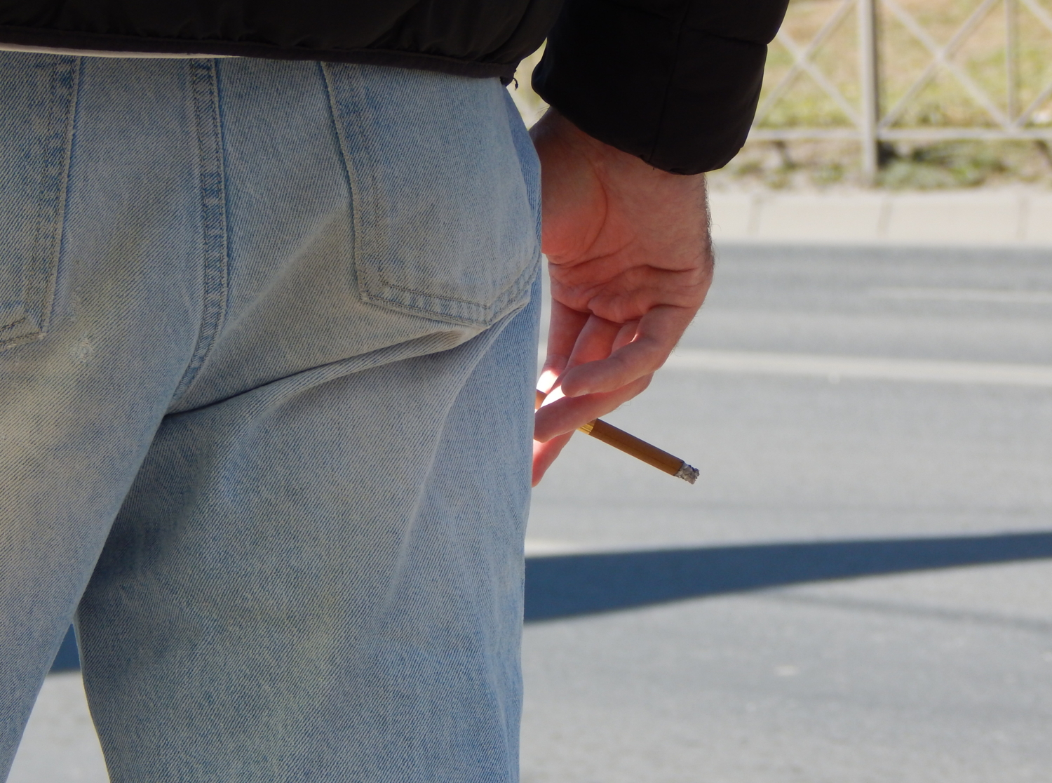 Тихушничает