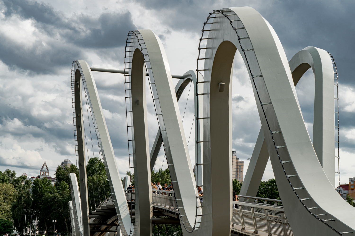 Пешеходный мост (фрагмент крупного плана)