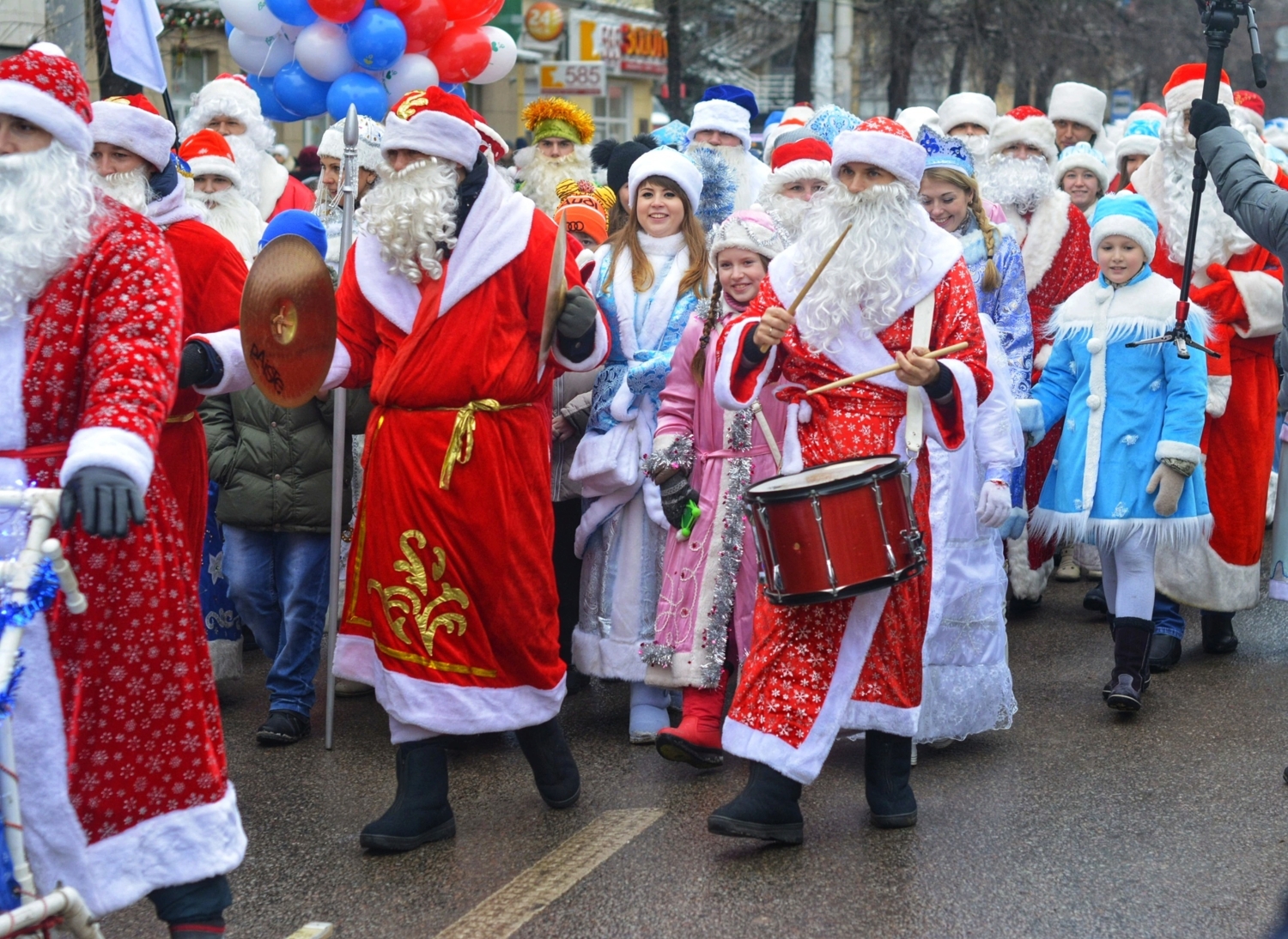Поток Дедов Морозов и Снегурочек