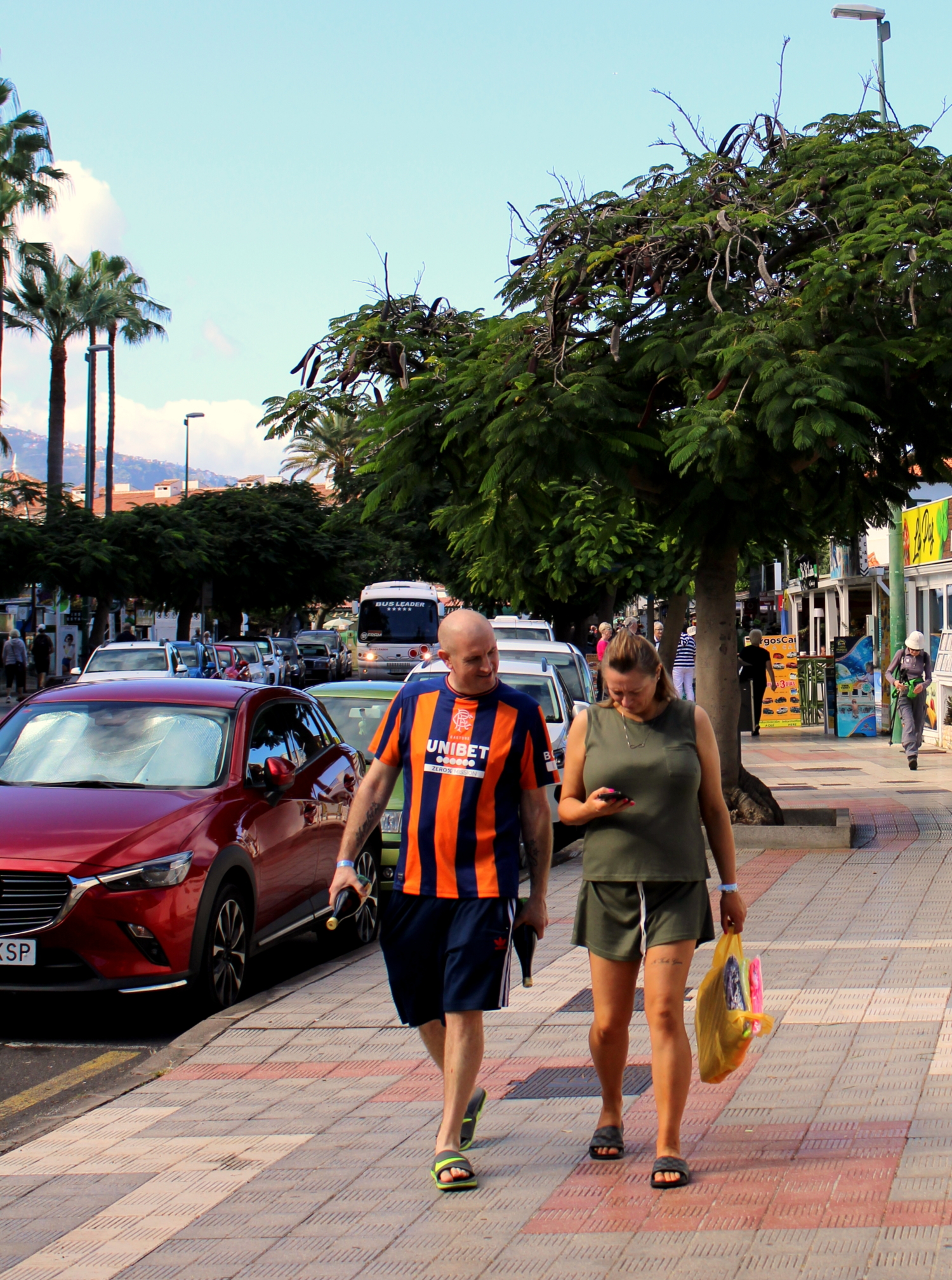 Любопытство и ревность одновременно.