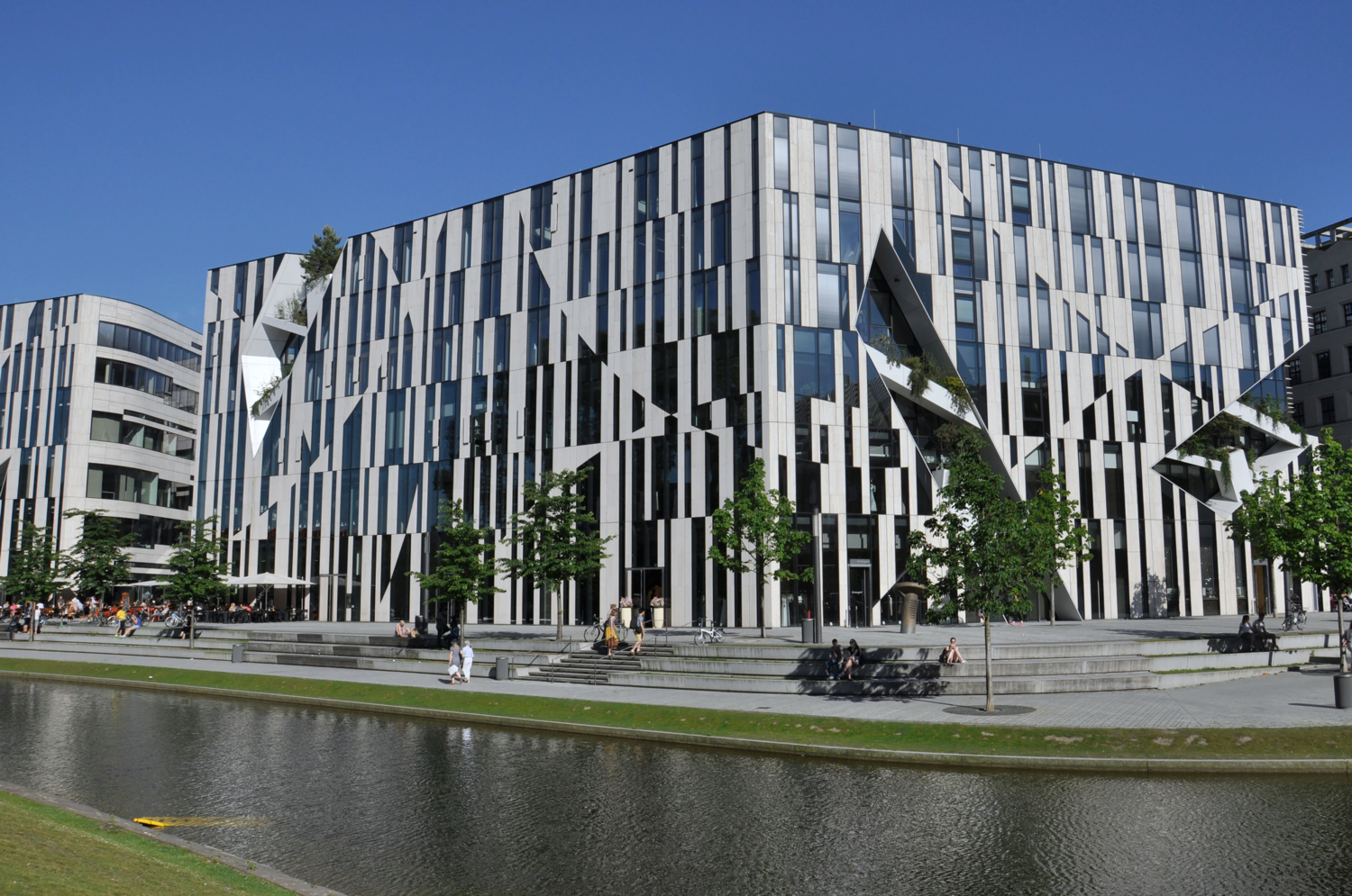 Немного зелени среди осколков