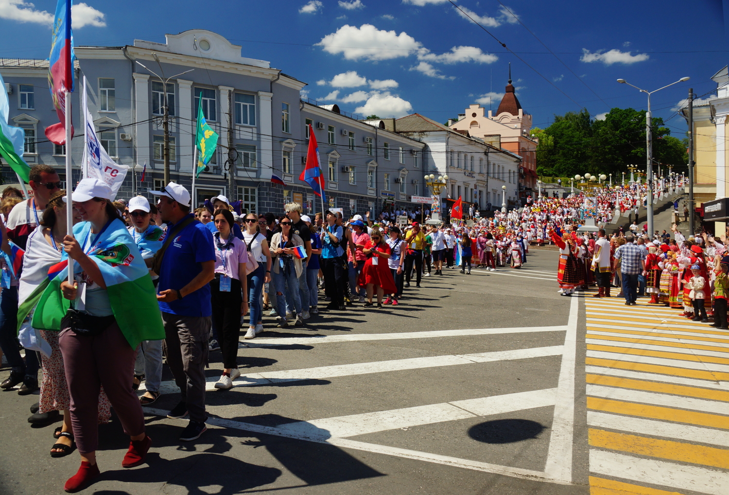 Праздник к нам приходит.