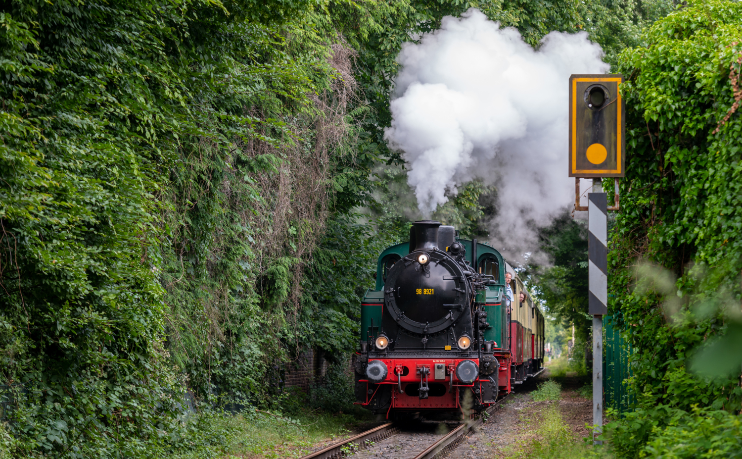 Наш паровоз вперёд лети