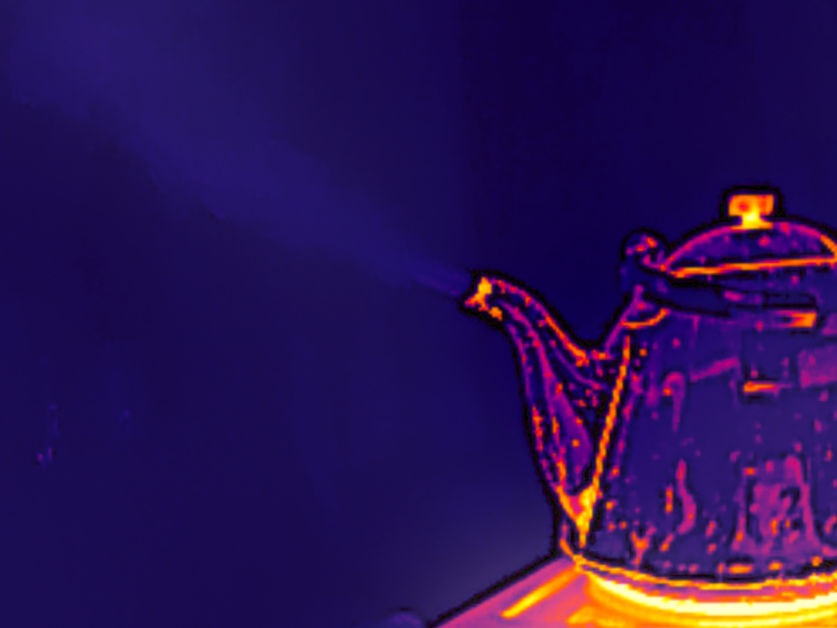 Чайник на плите.