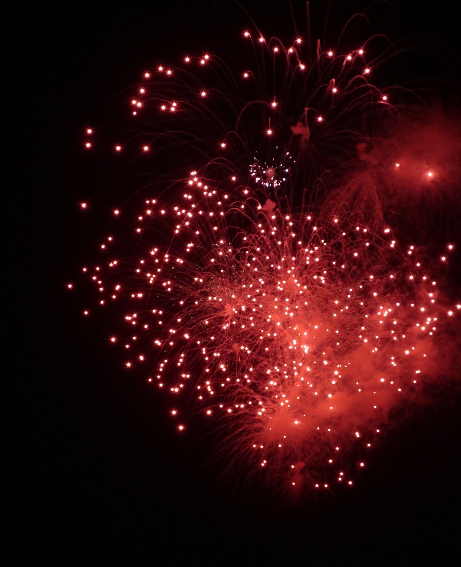 Рукотворные звёзды и облака.