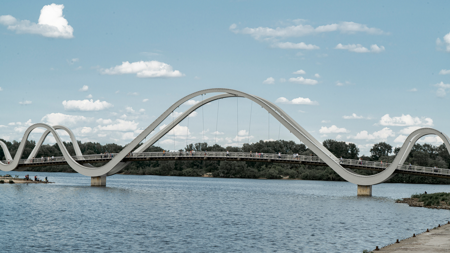 Пешеходный мост в виде волны