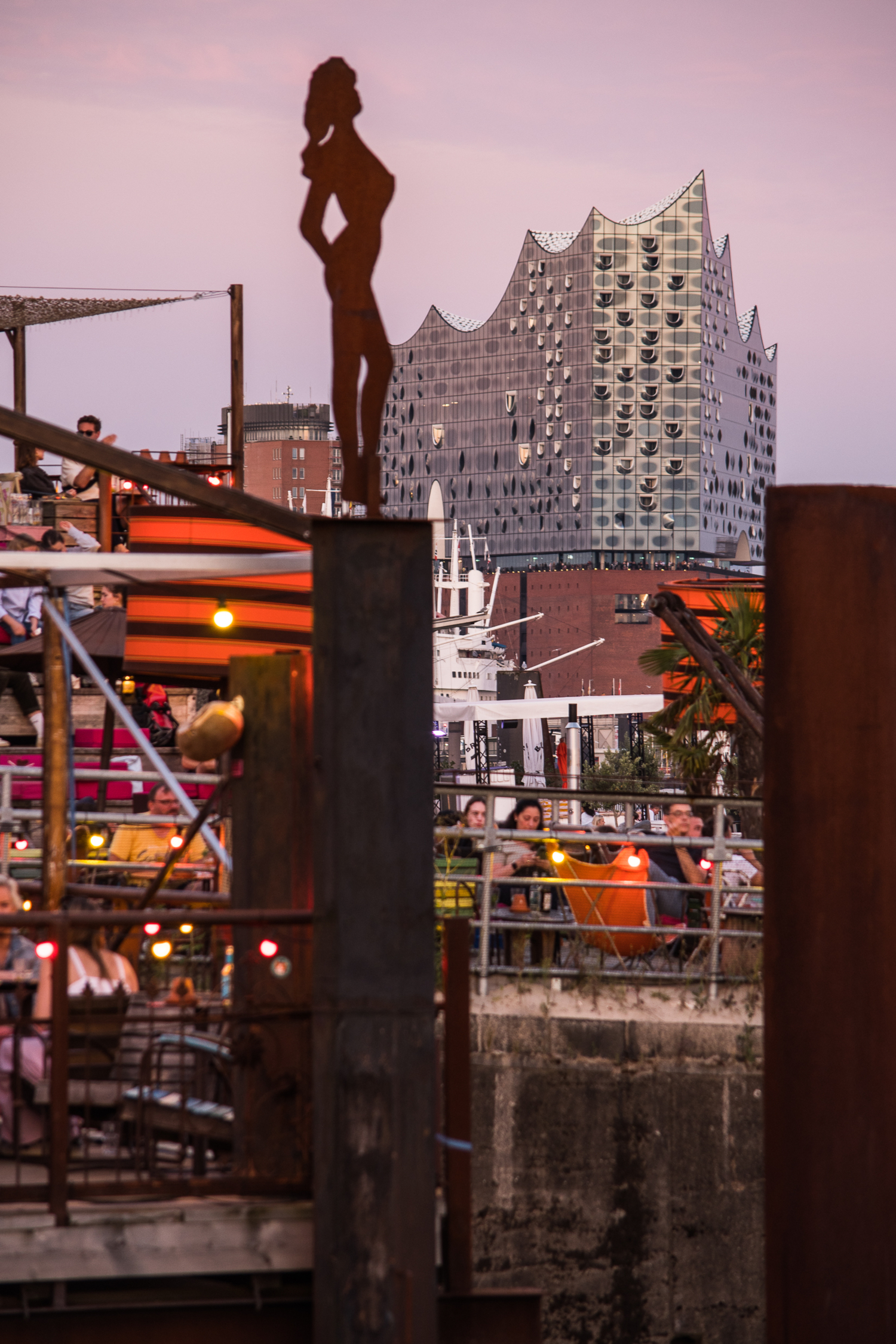 Волнительные изгибы здания