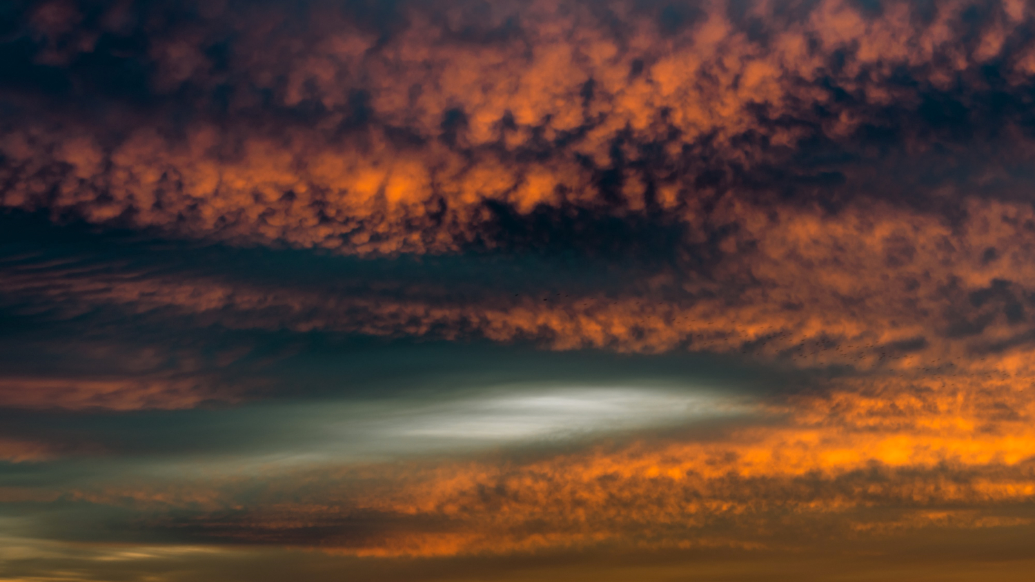 с облаками на рассвете...