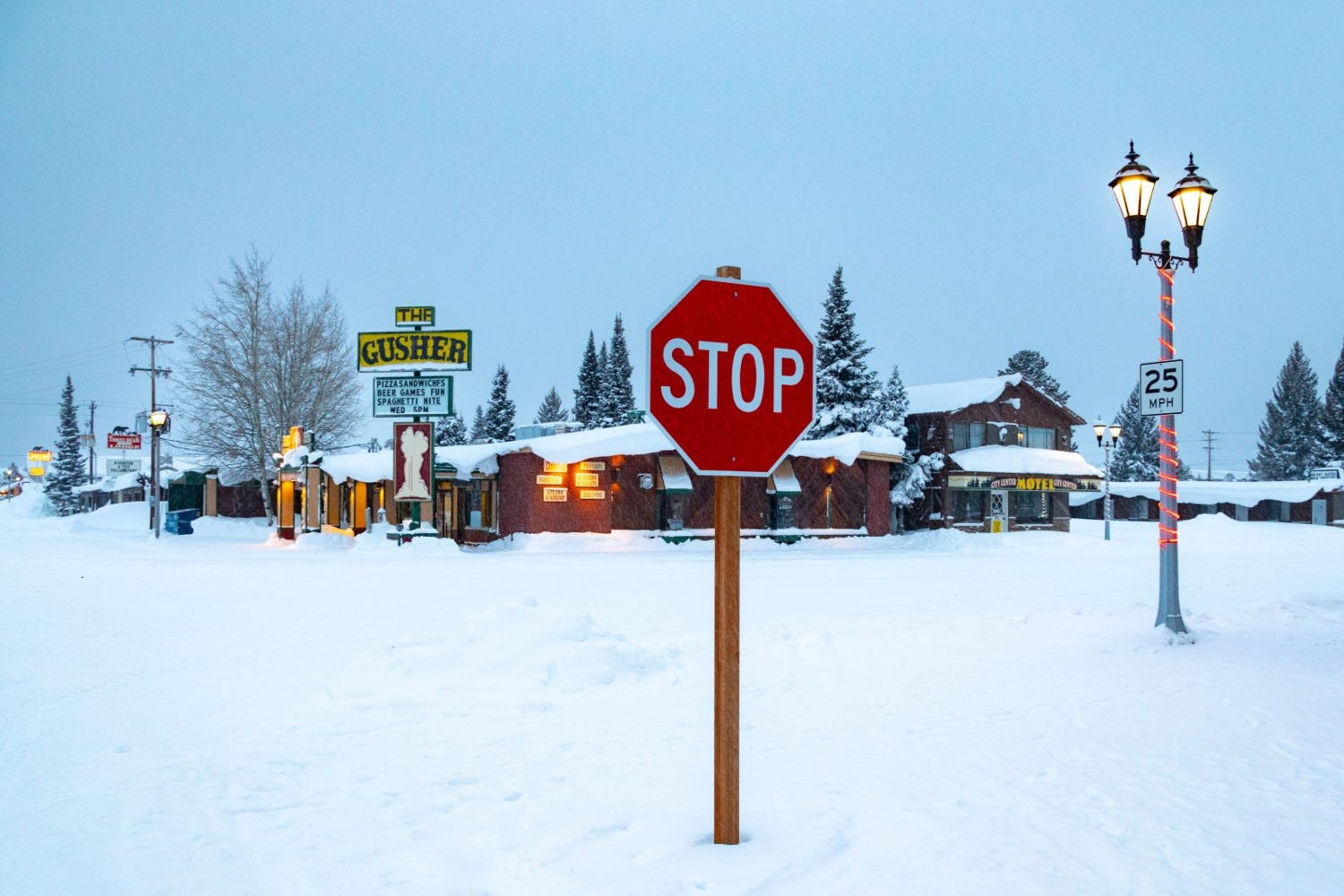 Белое на красном на белом